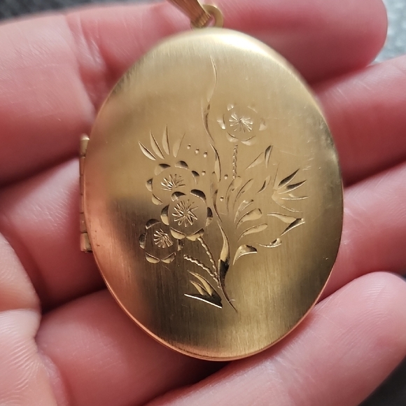 VTG Gold Floral Locket Pendant - Picture 2 of 8